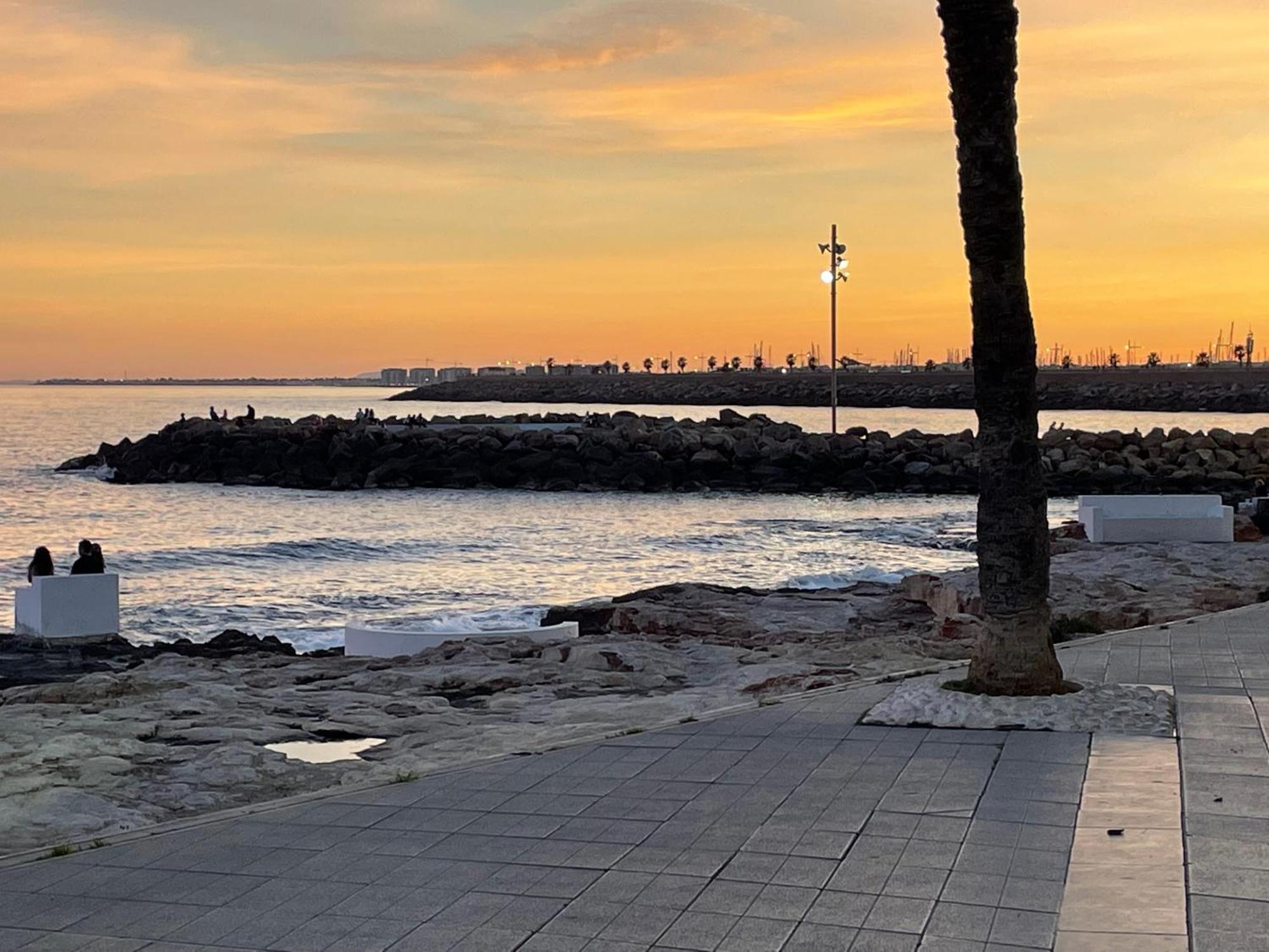 Superior La Playa! 3 Bedrooms! 2 Baths! Air Condition! Side Sea View! *