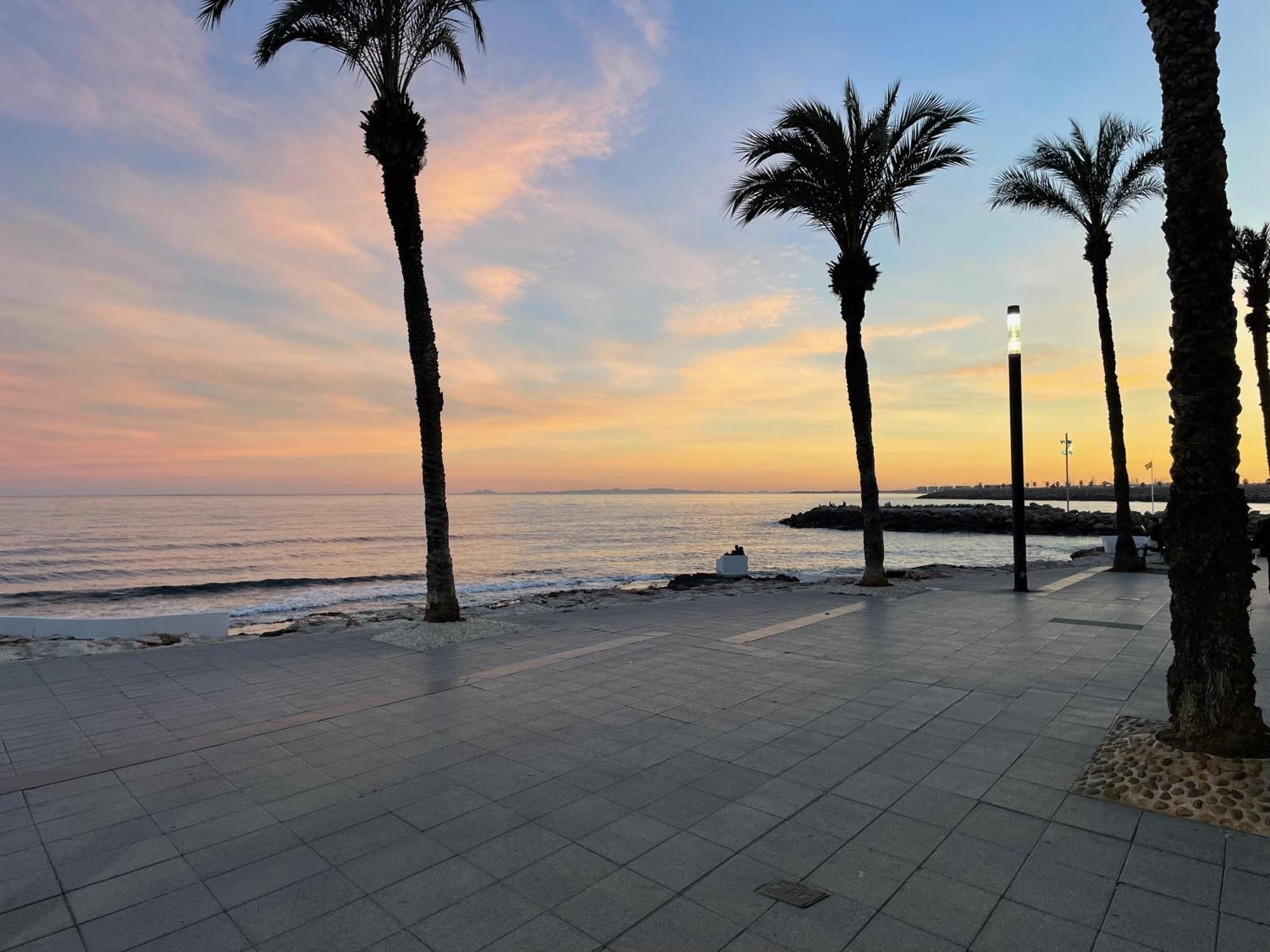 Superior La Playa! 3 Bedrooms! 2 Baths! Air Condition! Side Sea View! *